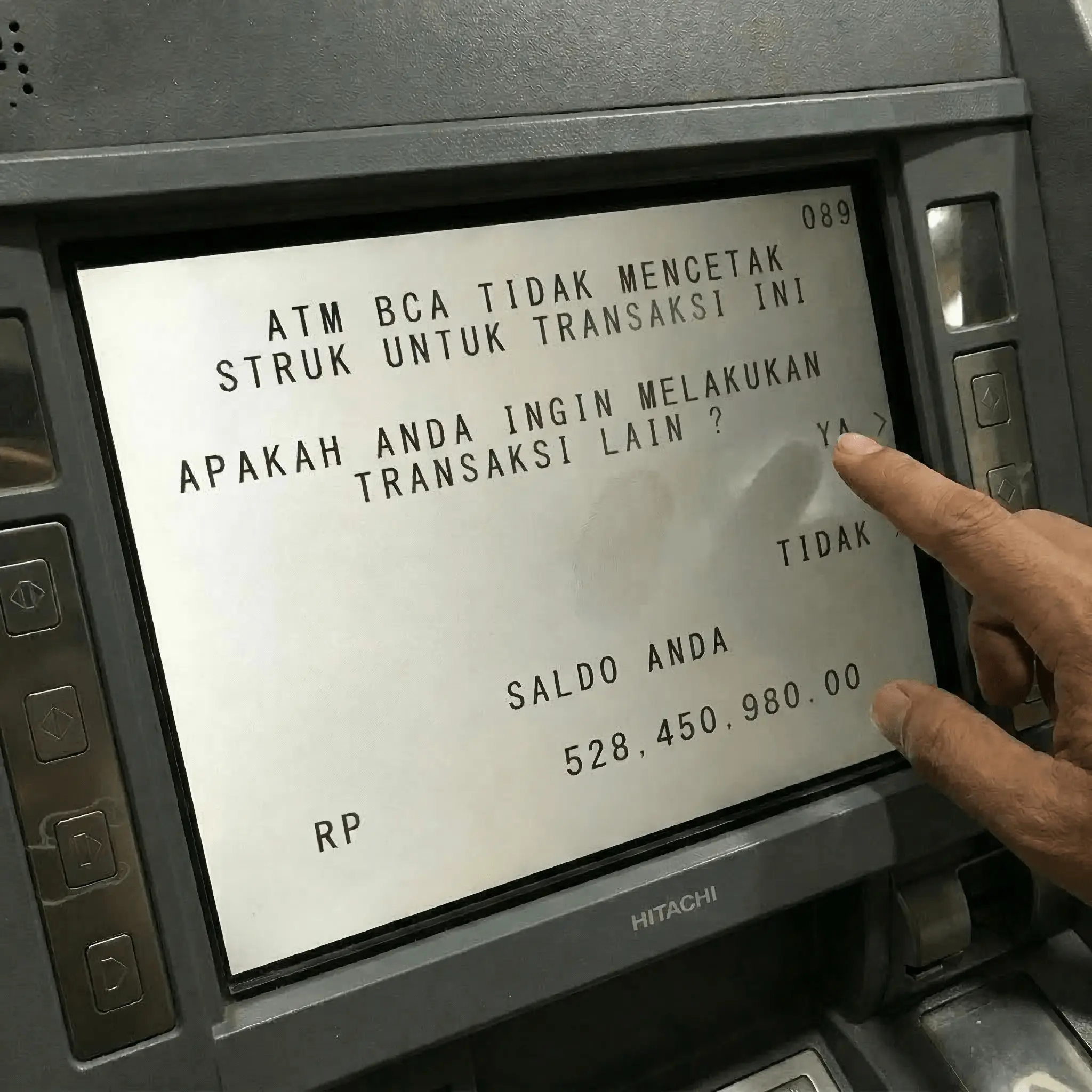 Layar ATM BCA menunjukkan saldo Rp 528.450.980
